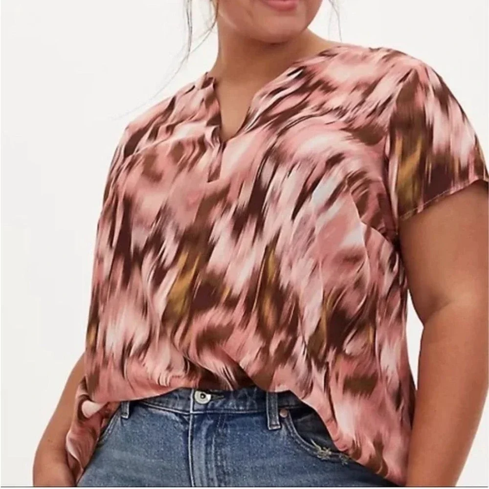 Torrid Womens Size 2 Pink Brown Abstract Ikat Split V-Neck Short Sleeve‎ Blouse